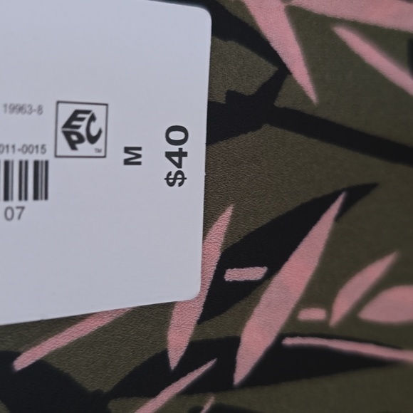 LIZ CLAIBORNE WOMEN'S BEAUTIFUL GREEN, PINK & BLACK SHORT SLEEVE TOP SIZE MEDIUM - Picture 15 of 16